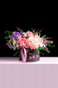 Aranjament floral cutie neagra cu roz 
