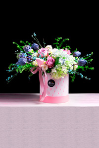 Aranjament floral cutie inalta roz  