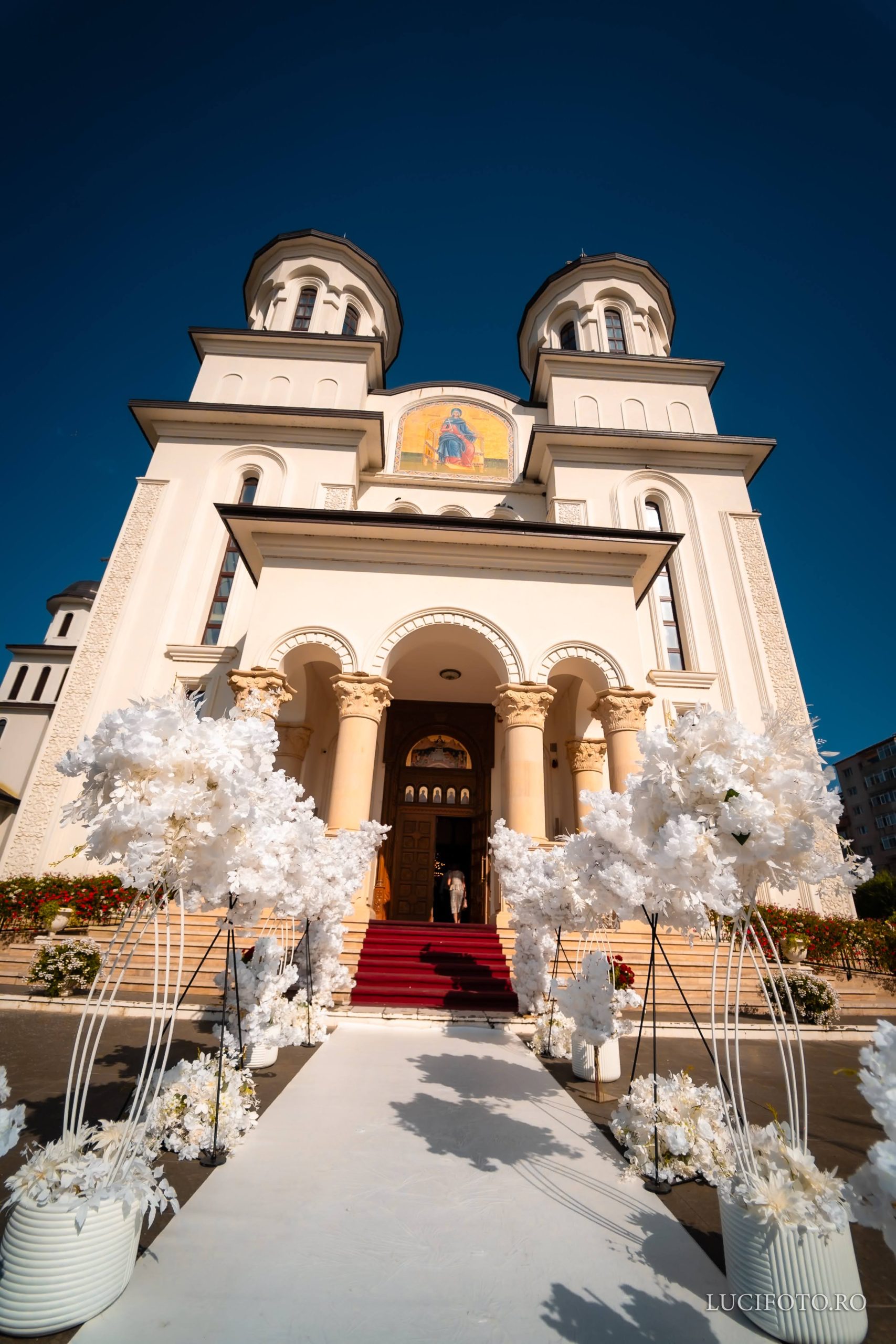 Decor biserică nuntă Focșani – Catedrală decorată cu copaci albi și covor alb de Hashtag Floral